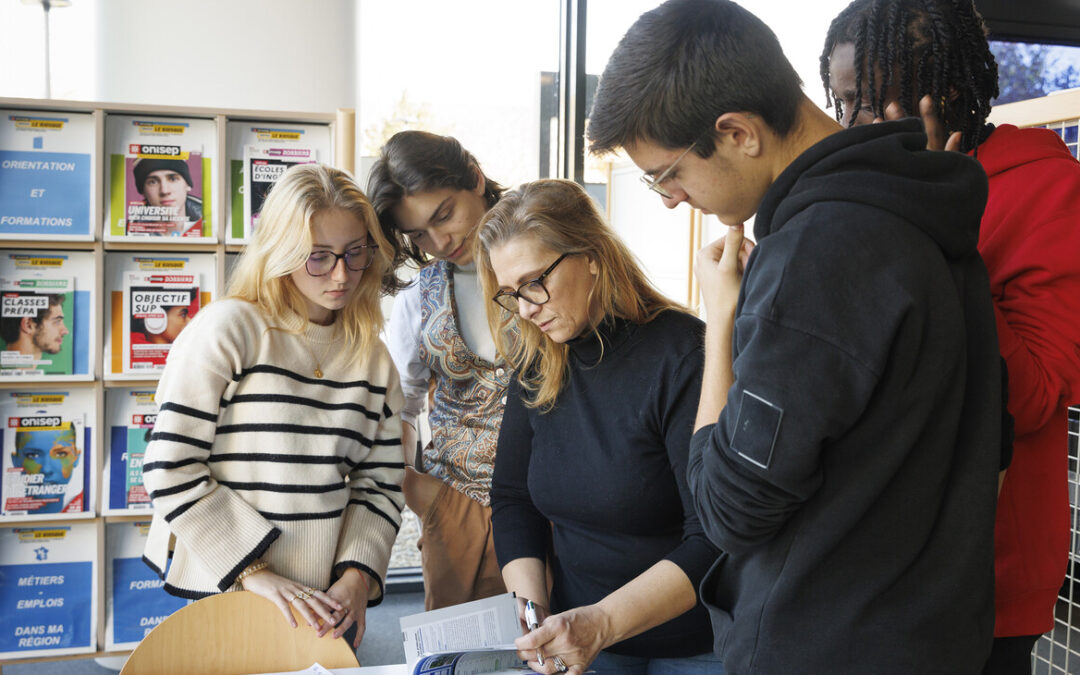 Bac en poche : et si l&rsquo;on choisissait le voyage avant les études ?